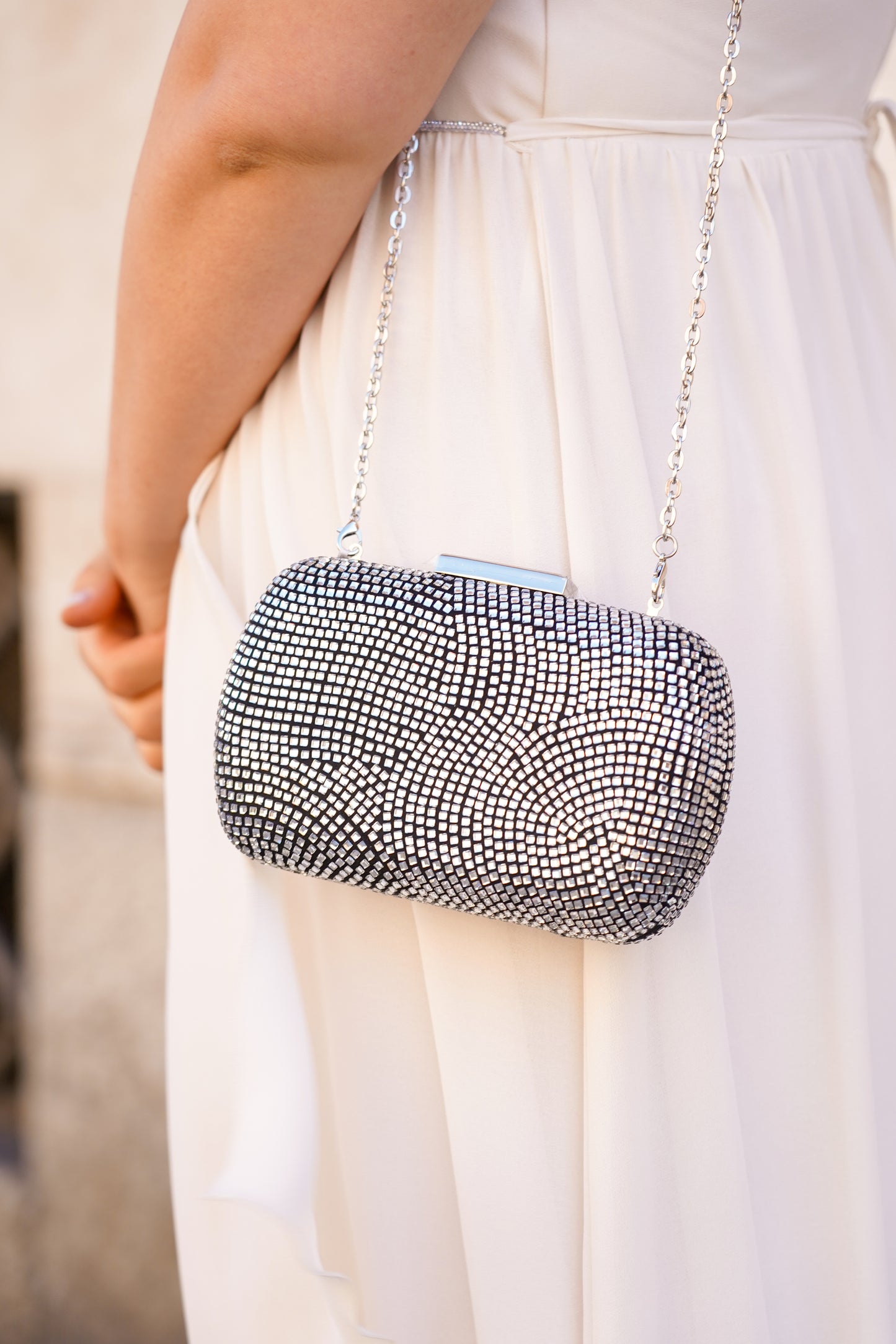 Clutch ovale con strass